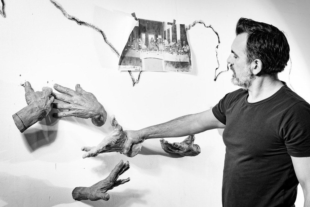 Nelle tue mani.Le sculture di Matteo Pugliese tra forza, fragilità e trasformazione