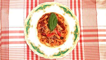 SPAGHETTI DIPLOMACY: PERCHÉ I POTENTI DELLA TERRA DOVREBBERO SEDERSI A TAVOLA